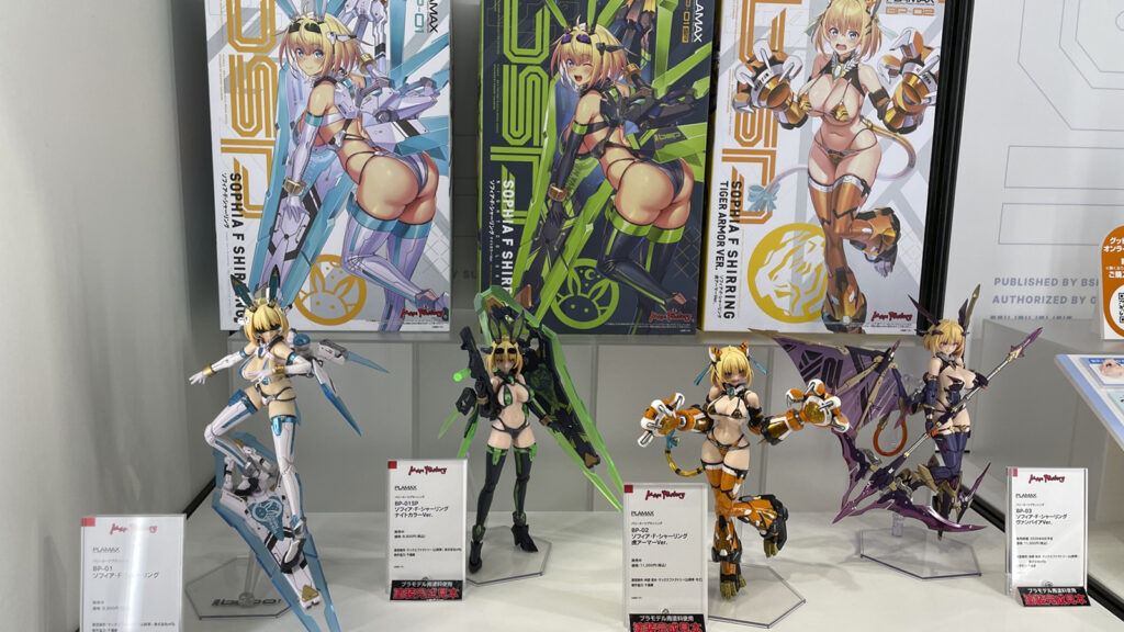 ソフィア・F・シャーリングの通常Ver.と3種類の別Ver.展示
