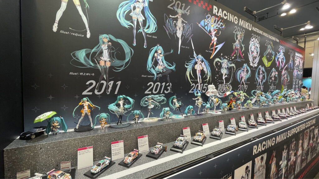 レーシングミクとレーシングカー年代順展示①
