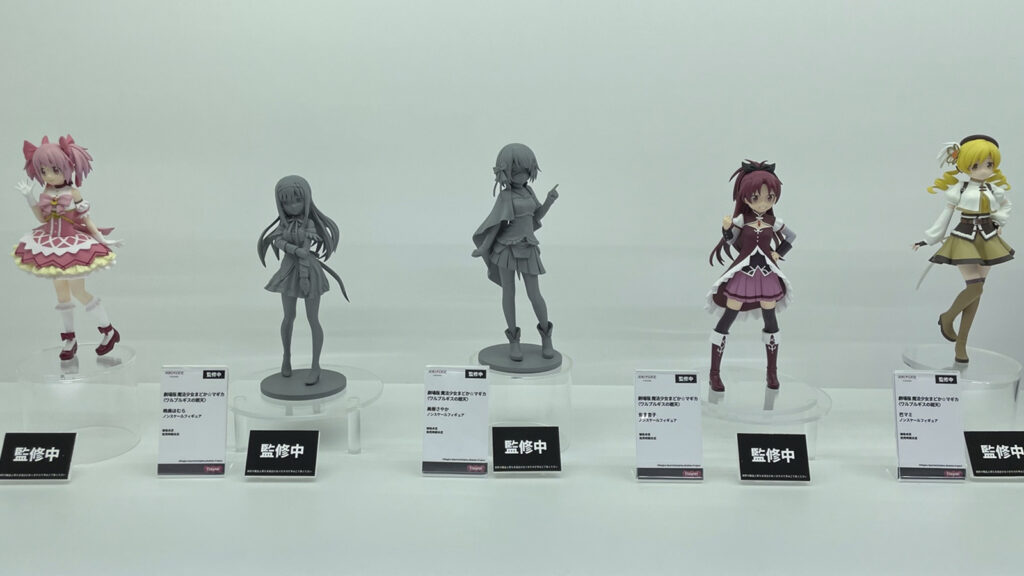 『魔法少女まどか☆マギカ』のノンスケールフィギュア展示画像