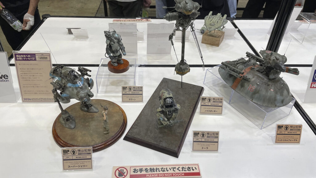 ディーラーによる作品展示や各メーカーのプラモデルやフィギュア等の画像