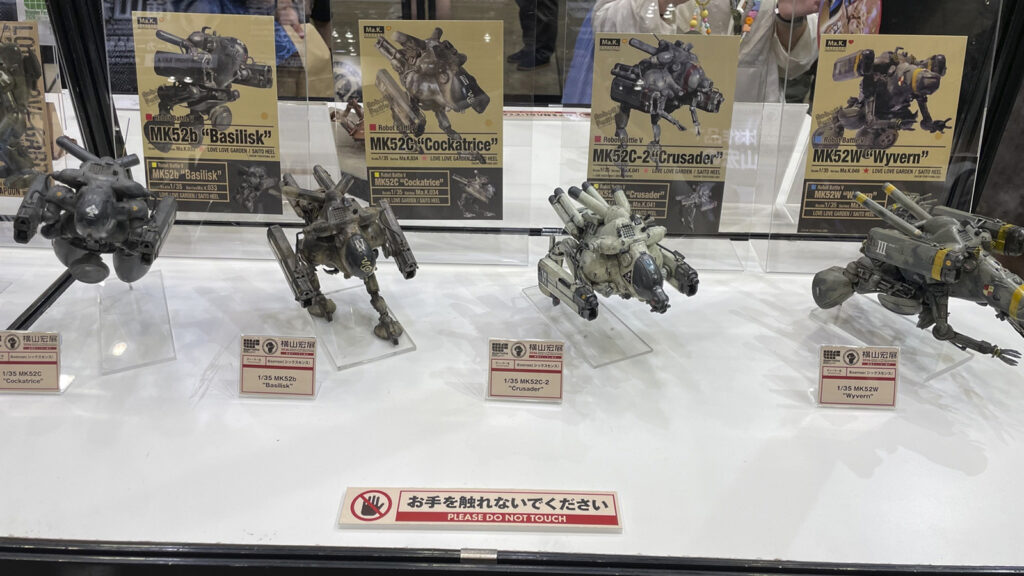 ディーラーによる作品展示や各メーカーのプラモデルやフィギュア等の画像
