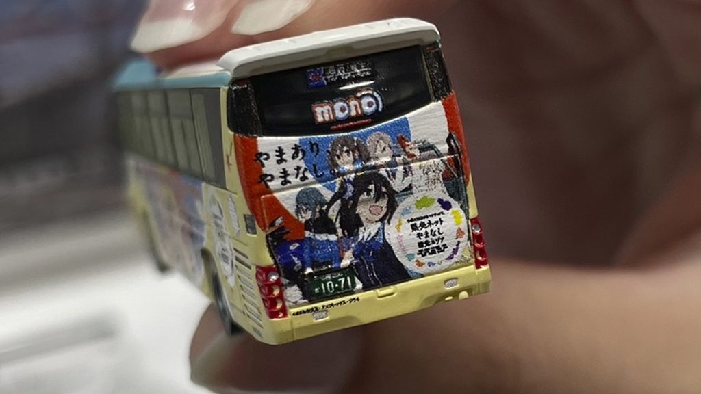 山梨交通ラッピングバスのサンプル画像②