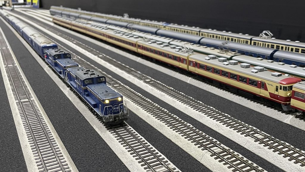 トンネル内の寝台列車画像