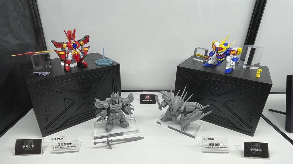 トイライズシリーズより『魔動王グランゾート』のグランゾートと『魔神英雄伝ワタル」の龍神丸が展示