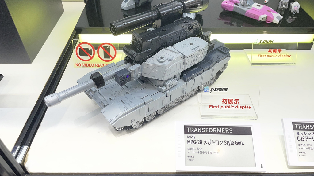MPGシリーズからはMPG-28 メガトロン Style Gen.初展示画像