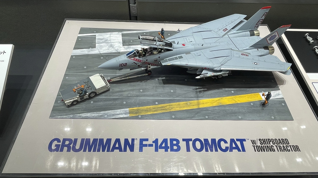 1/48傑作機シリーズよりグラマンF-14B トムキャット トラクター牽引セット画像①