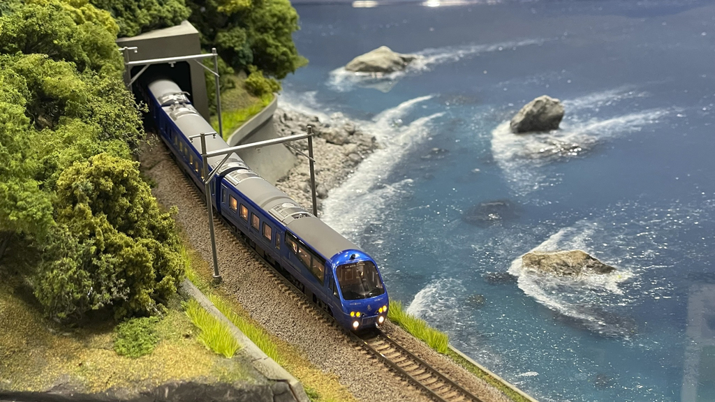 <THE ROYAL EXPRESS(ザ・ロイヤル エクスプレス)> 伊豆急行2100系のジオラマも展示画像